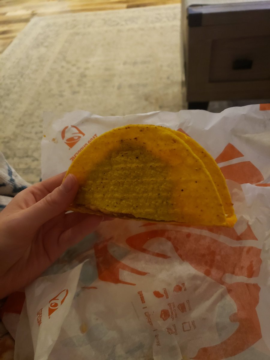 KyloPricey's tweet photo. Taco bell is not only making me turn a $1 burrito into a $3 taco JUST because there's no easy switch and since I can't eat wheat I need the corn tortilla shell, but they ALSO don't even fill it?? All 3 of my tacos were like this @tacobell you really testing my allergic self 💪😠 https://t.co/mCgJybkDTZ