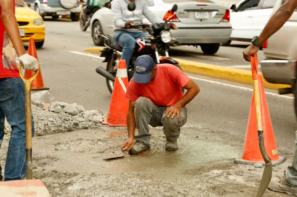 gestionperfecta's tweet photo. Las Brigadas de las Soluciones, Brisopp, se despliegan a diario para atender las denuncias del pueblo y este #15Mar colocaron la boca de visita en una de las alcantarillas de aguas residuales, en la Avenida José Antonio Páez de El Paraíso ¡Seguimos, Caracas Bella! https://t.co/xIHlxFYOAK