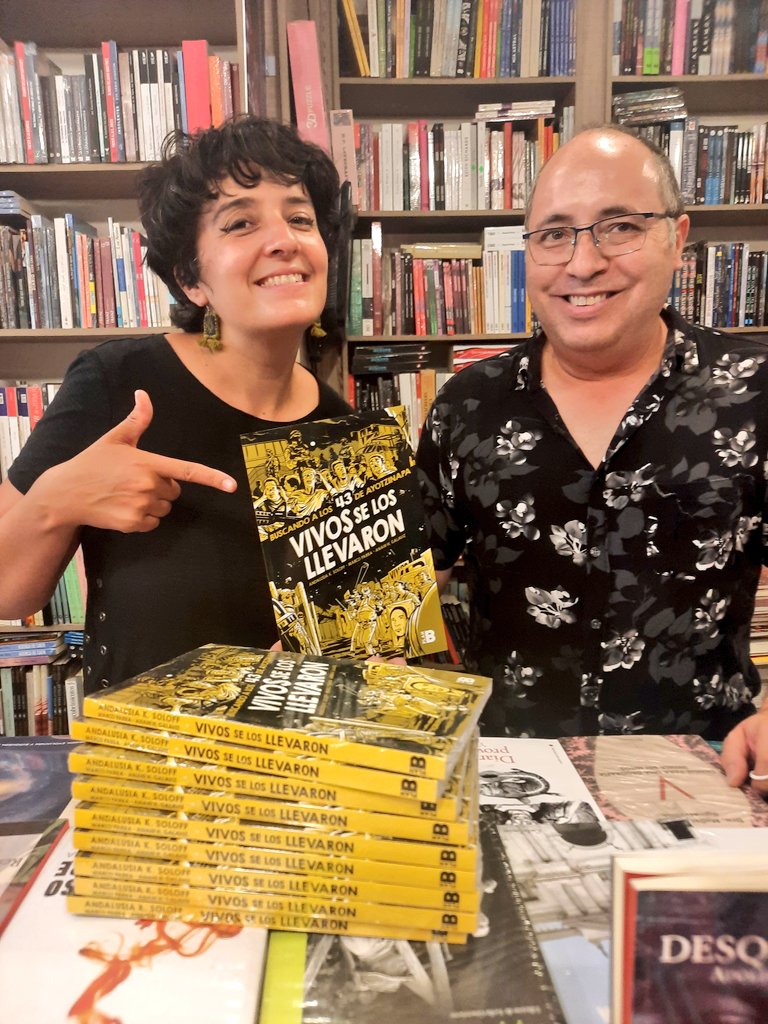 CAReyesG's tweet photo. Aprovechen: La novela gráfica "Vivos se los llevaron" de @Andalalucha, Parra y Galaviz con la historia de los 43 de Ayotzinapa,  está a la venta solo en @QueLeoForestal de Merced 76 y en https://t.co/2UaFmtt2sn Despachos a todo Chile.
@AliveUTookThem https://t.co/BU5nHhp1q8