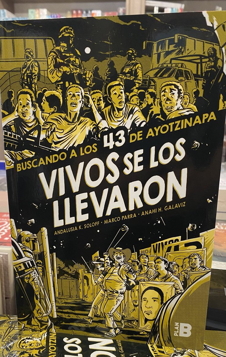 CAReyesG's tweet photo. Aprovechen: La novela gráfica "Vivos se los llevaron" de @Andalalucha, Parra y Galaviz con la historia de los 43 de Ayotzinapa,  está a la venta solo en @QueLeoForestal de Merced 76 y en https://t.co/2UaFmtt2sn Despachos a todo Chile.
@AliveUTookThem https://t.co/BU5nHhp1q8