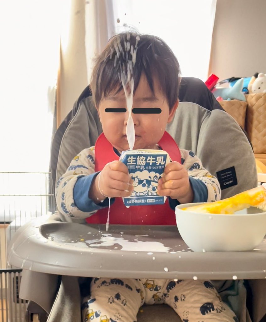 あーお約束だよな 1歳が紙パックからストローを抜いたので どうやって飲むんだろうと観察してたらこうなった Togetter
