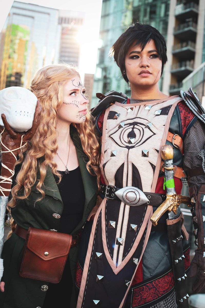 sugargoats's tweet image. OKAYOKAYOKAY I POSTED THIS ON INSTAGRAM YESTERDAY TOO AND!!!!! LOOK AT @LexMayson AND I!!! alsjdkshdwndnsnsns i'm sobbing im inconsolable i'm love #dragonage sm,,

battlemage coat sewn by @LexMayson with details added by me! 

photo by @maybeitskiki with lighting edits by Lex!!!!