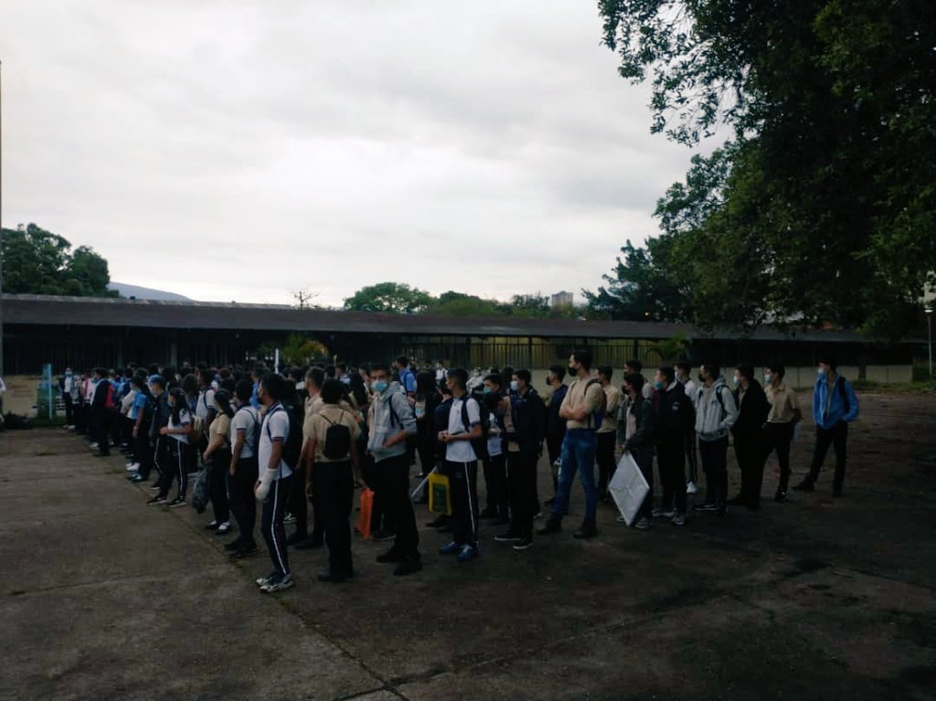 Los estudiantes de 4.º año fueron los encargados de llevar el Marte cívico a sus compañeros.
<a href="/Berzabethg1/">Berzabethgandicaoficial</a> 
@ZonaEducTachira 
<a href="/clifpsc/">CLIFPMV Municipio San Cristóbal</a> 
<a href="/Crazet2011/">Crazet2011</a>