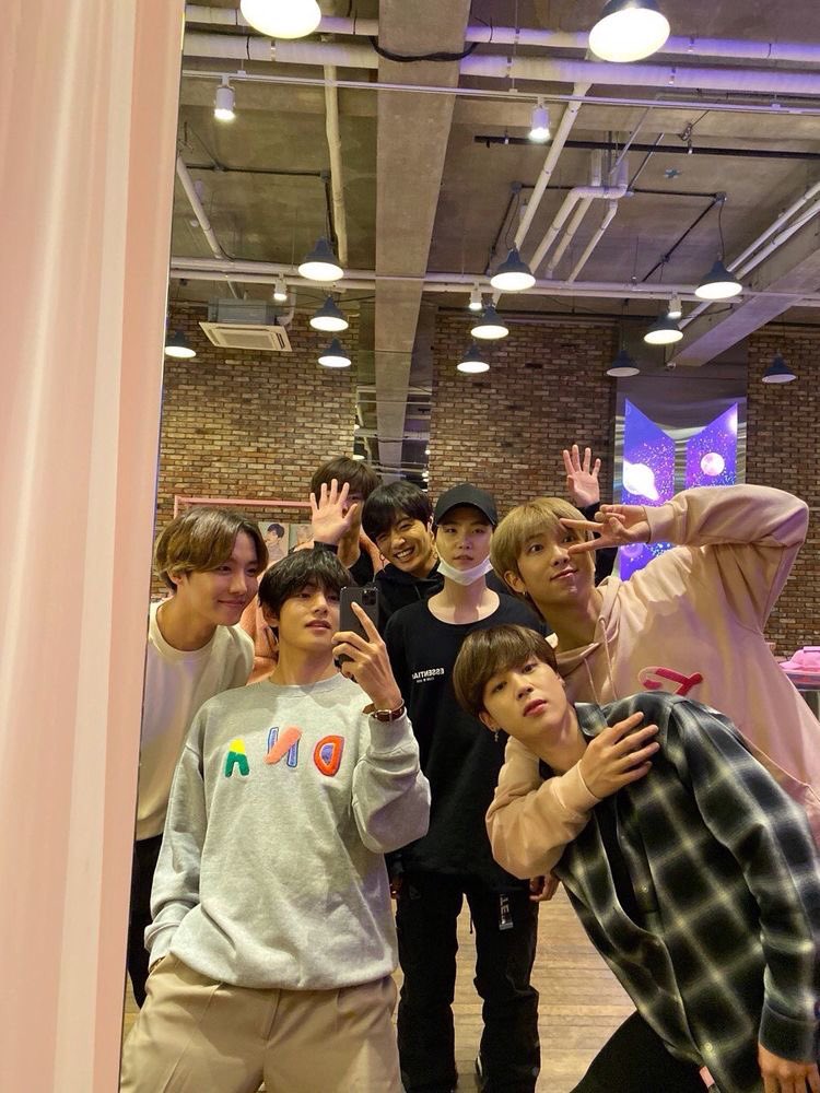btslusol's tweet photo. mirror selcas https://t.co/w2nPJQesbj