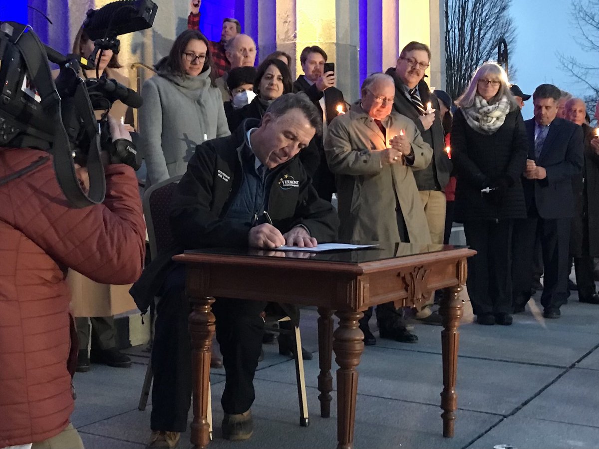 #VT ⁦<a href="/GovPhilScott/">Governor Phil Scott</a>⁩ signs bill for $645,000 in aid to Ukraine.
Funds will go to ⁦<a href="/SavetheChildren/">Save the Children US</a>⁩ for humanitarian efforts.