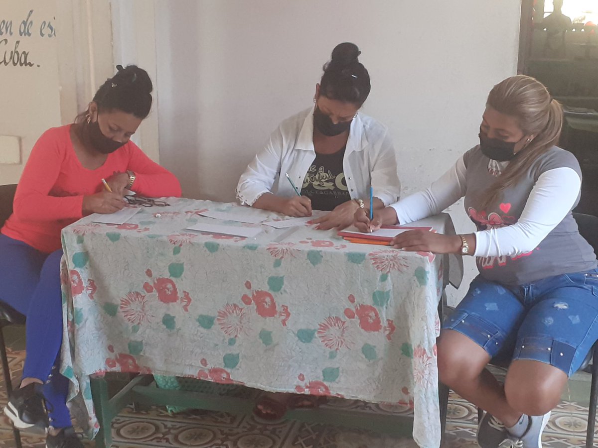 En nuestra Institución Educativa las asistentes se esmeran en la creación de medios de enseñanza para apoyar el PDE y elevar la calidad del aprendizaje. #ACubaPonleCorazón <a href="/EpFajardo/">EP Comandante Manuel Fajardo Rivero</a>