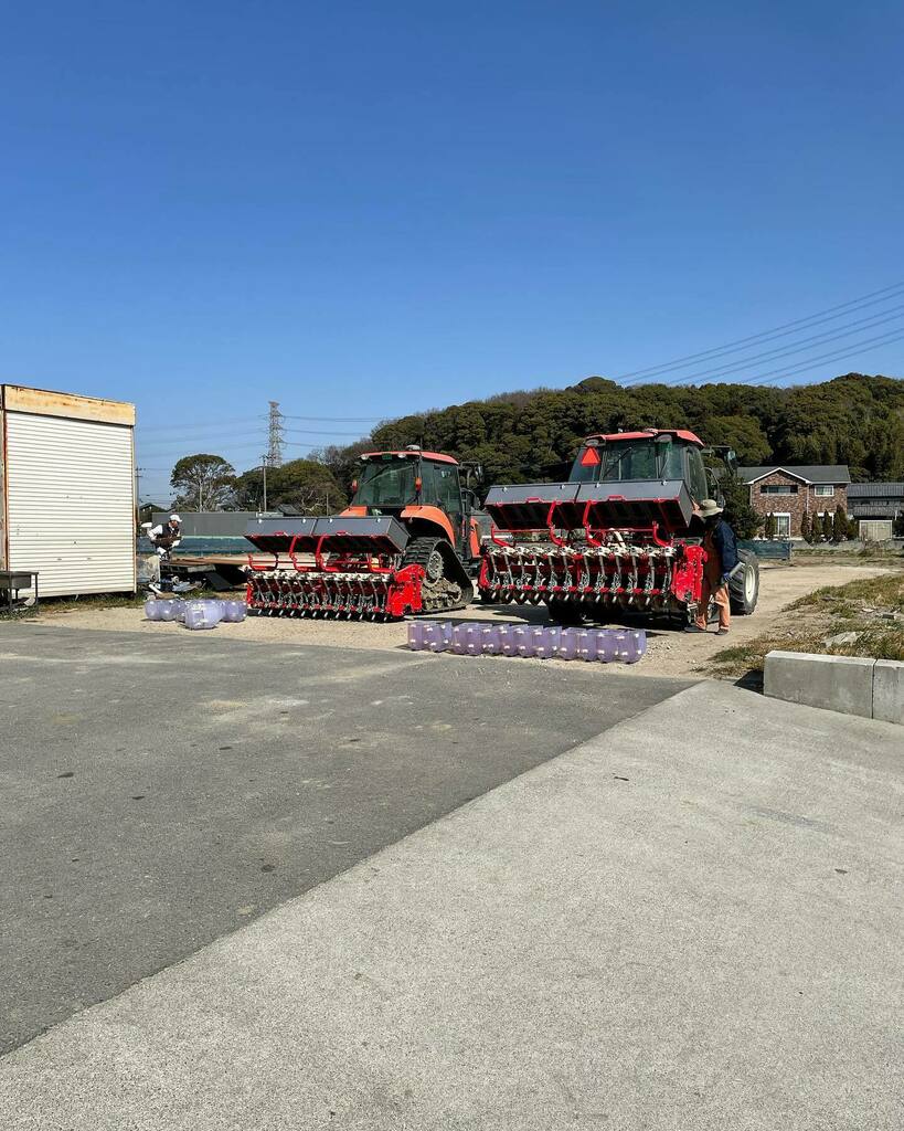 今日から直播開始！
予定面積50ha何日で終わるか？

#農業 #稲作 #大豆 #小麦 #お米 #田んぼ #畑 #田舎 #農業機械 #トラクター #コンバイン #ドローン  #無人ヘリ #自動操舵 #クボタ #イセキ #ヤンマー #topcon  #trimble #agribusnavi #gadget #apple大好き