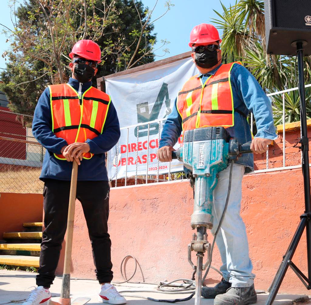 GobCoacalco2022's tweet image. #EstaTarde, personal de Obras Públicas acudió al “Jardín de Niños Penthatlón” ubicado en Parque Residencial Coacalco, para iniciar con la instalación de un arcotecho, el cual servirá para que los y las estudiantes realicen actividades deportivas y culturales al aire libre. 👷🏻👷🏻‍♀️