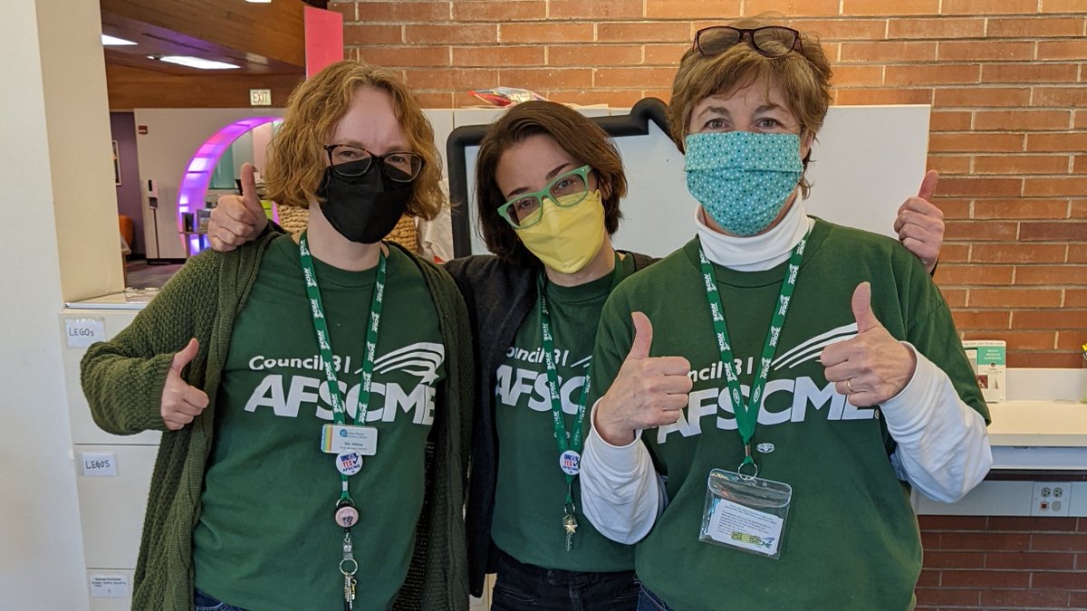 afscme31's tweet photo. New AFSCME members at Niles-Maine District Library are wearing green today in solidarity with their first ever bargaining team! @NilesCoalition #savenileslibrary #1u #solidarity https://t.co/osDknLvTjX