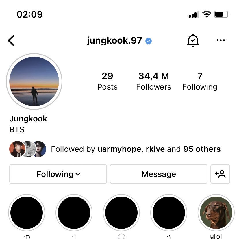 yoonkukiara's tweet photo. JUNGKOOK THIS ISNT U LOOK AT ME https://t.co/enhOBPDN7L