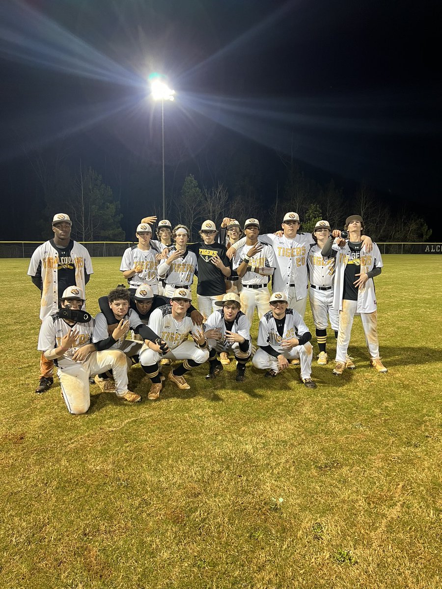 12-4 win over Rockdale…good to get the win but there are lots of items to work on to get better. <a href="/CourseyConnor/">Connor Coursey</a> led the offense with a double, his 1st career home run, and a pair of RBI. <a href="/HunterParker26/">Hunter Parker</a> pitched five strong innings to earn the win. Back at it Thursday. #finish 🐅