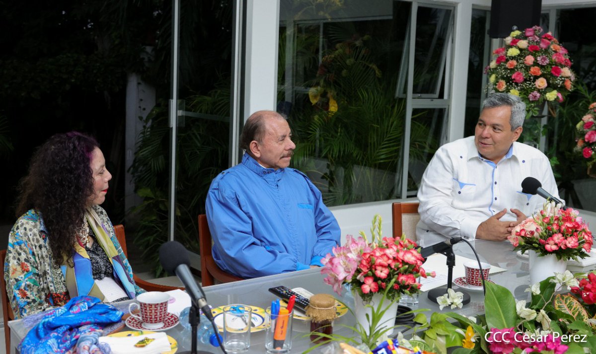 NicaSoberana's tweet photo. Encuentro de nuestro Presidente Comandante Daniel Ortega y la compañera Rosario Murillo, con el Doctor Dante Mossi, Presidente del BCIE, en #Managua.

@DanteMossi https://t.co/6h6I2OeOSb