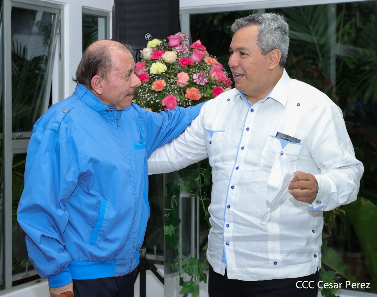 Encuentro de nuestro Presidente Comandante Daniel Ortega y la compañera Rosario Murillo, con el Doctor Dante Mossi, Presidente del BCIE, en #Managua.

<a href="/DanteMossi/">Dante Mossi</a>