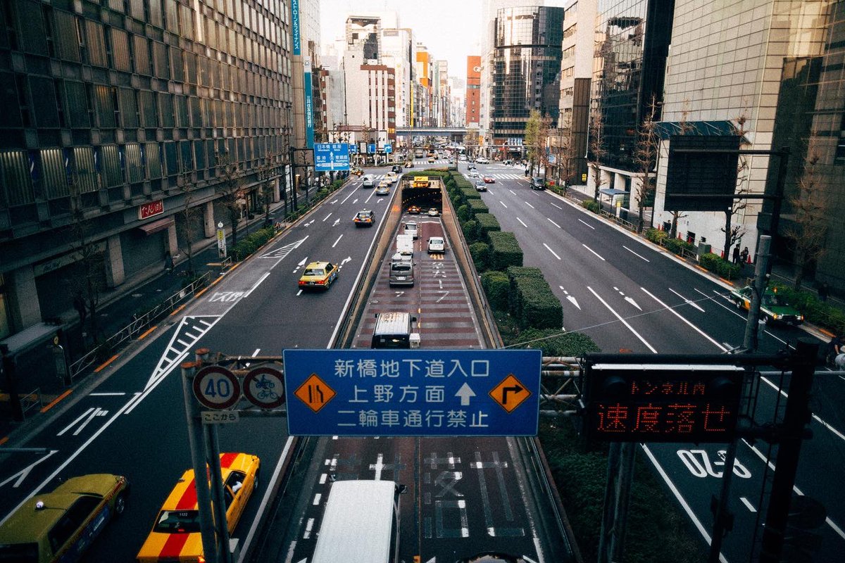 _wnek_'s tweet photo. In the City. #Tokyo #Japan #streetphotography https://t.co/vI7WwIkSUE