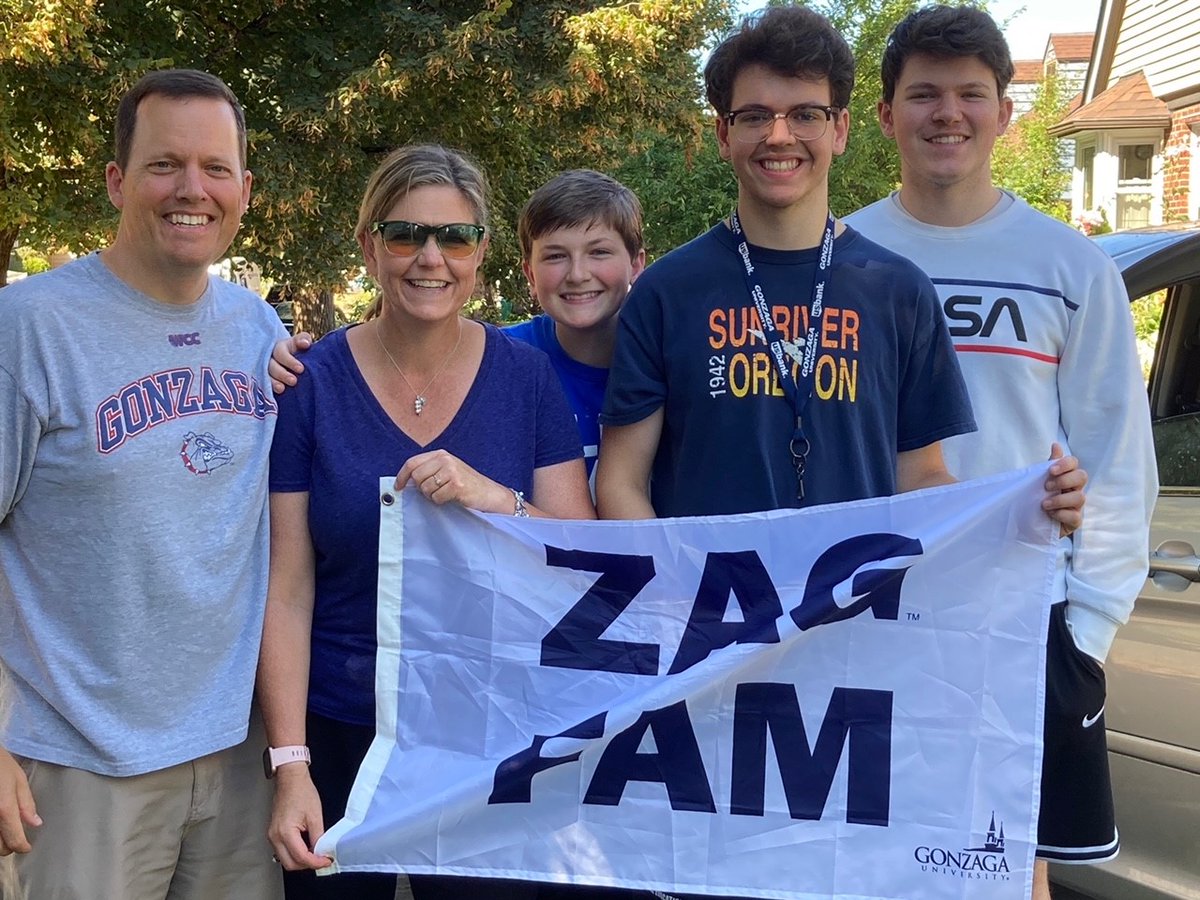 GonzagaU's tweet photo. .@ZagMBB heads to Portland for the first round in the NCAA on Thursday. Know who else is in #Portland? A whole bunch more Zags! Here's a shout-out to the many grads from Jesuit High who made Spokane their home away from home. #JesuitEducated
Read on: https://t.co/VASvfAwzQ0 https://t.co/HIuEGLjTX7