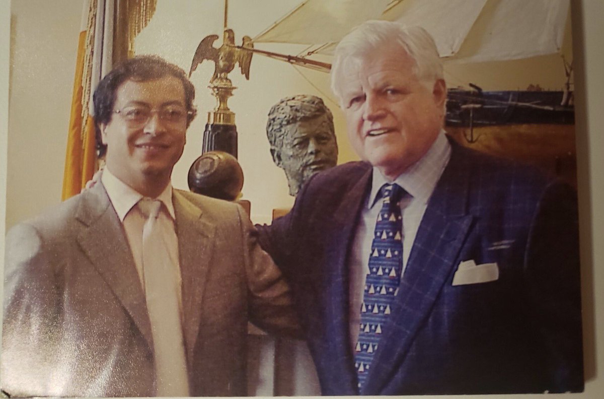 AntonioM646's tweet photo. Gustavo Petro
Economista colombiano
ex Alcalde de Bogotá

con

el Senador Edward Kennedy,
una de las personas
más respetadas en EEUU,
hermano del Presidente John Kennedy,
Senador del Estado de Massachussets
durante 46 años y
autor de diez libros

Please dale ReTwit https://t.co/q0Nqym0lcr