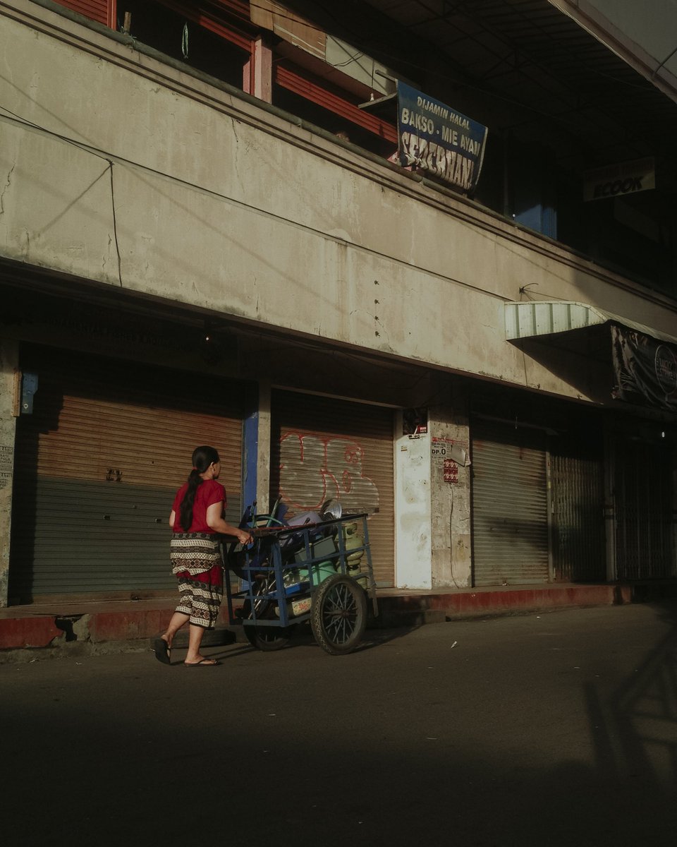 kakakbay's tweet photo. street snap from my old iPhone 4s...good morning ๐ค
.
#playwithshadow
#shotoniphone https://t.co/T2CHX7uQNi