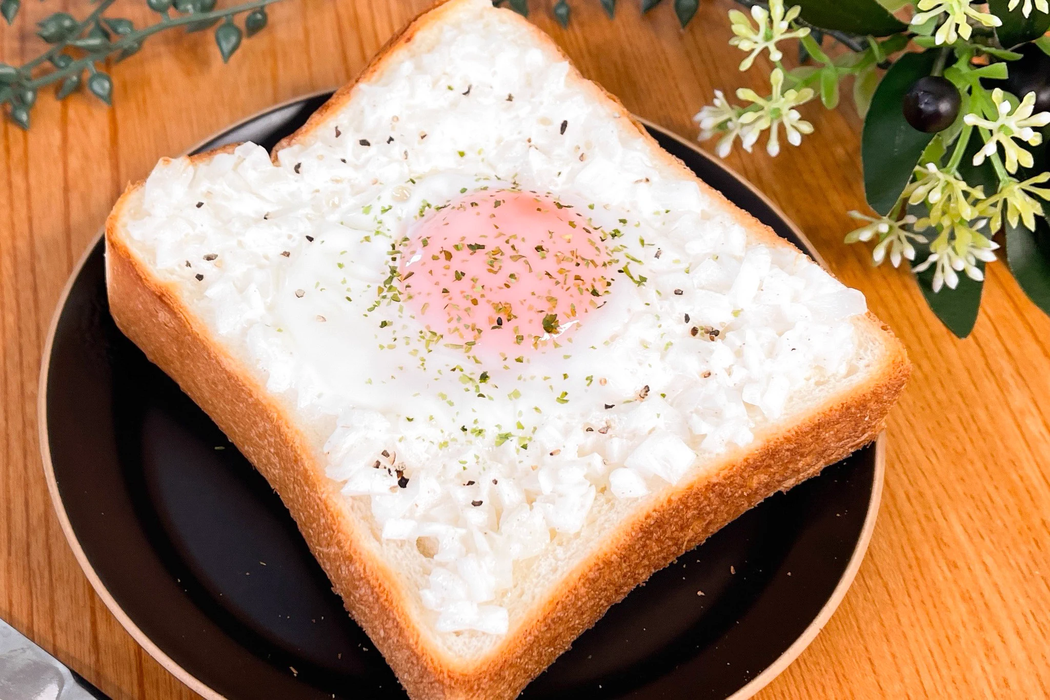 休日の朝食メニューにもぴったりそう！新玉ねぎを使った「トースト」レシピ！