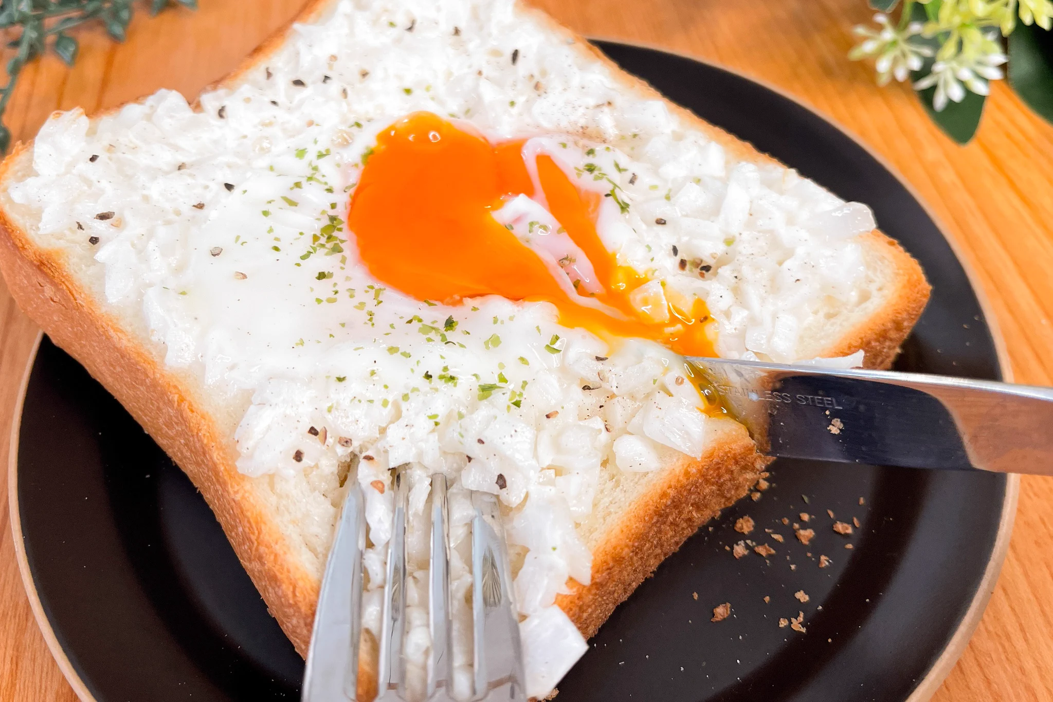 休日の朝食メニューにもぴったりそう！新玉ねぎを使った「トースト」レシピ！