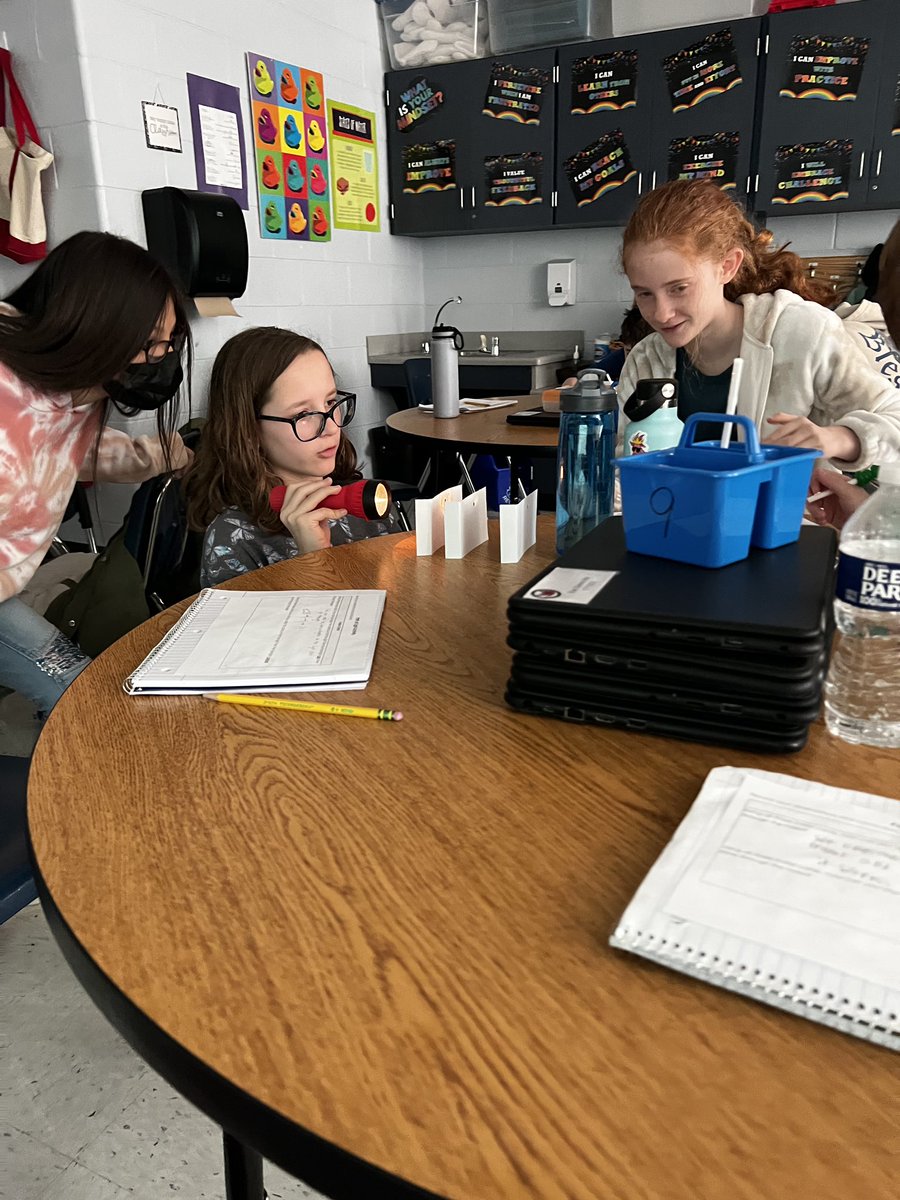 CPES5thGrade's tweet photo. 5th graders experimenting with the Path of Light #cpesbelieves https://t.co/cSLmukR35T