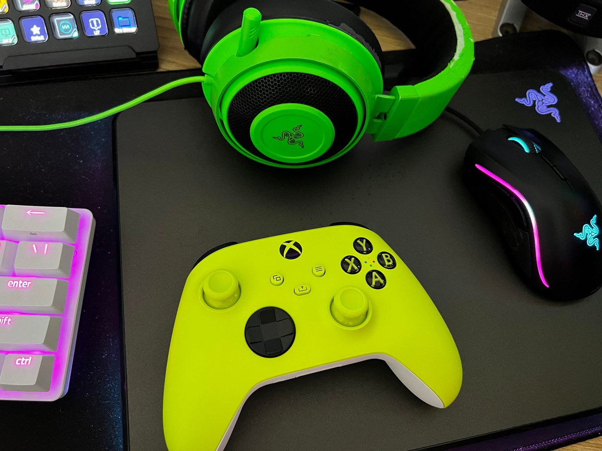 MrBradPrime's tweet photo. Oh My Hat, the team over at @XboxANZ surprised me with this little care package 🎉

You really know how to brighten the day 💚

#XboxGamePass streams incoming, what game should we play next?

#XGP #PCGamePass #XboxGamePassAmbassador https://t.co/GsQI8F8q7J