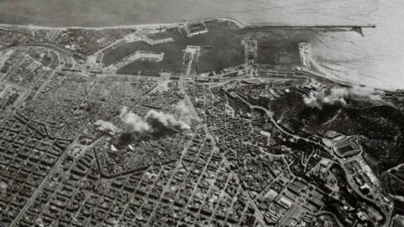 #taldiacomavui de 1938 iniciava el pitjor bombardeig que va patir Barcelona durant la Guerra Civil. 

Entre les 22:08 del 16 de març i les 15:07 del 18, l'Aviazione Legionaria italiana al servei de Franco va castigar la població civil durant 41h gairebé ininterrompudes

Fil