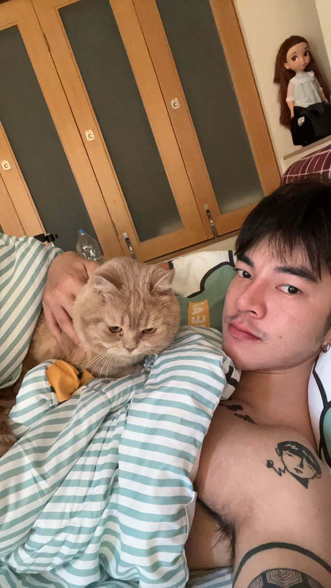 jhawparn's tweet photo. มีคนมาปลุก 😺 https://t.co/FL4GsVWQSR