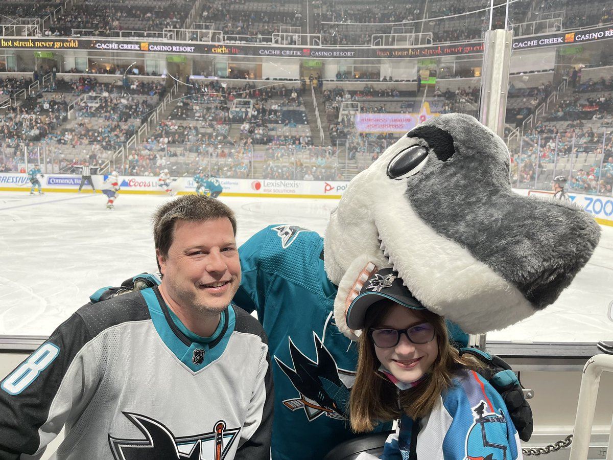 E_Crack27's tweet image. Thanks for an unforgettable evening @sjsharkie . You have made a friend for life. She’s sleeping with the hand puppet as we speak !