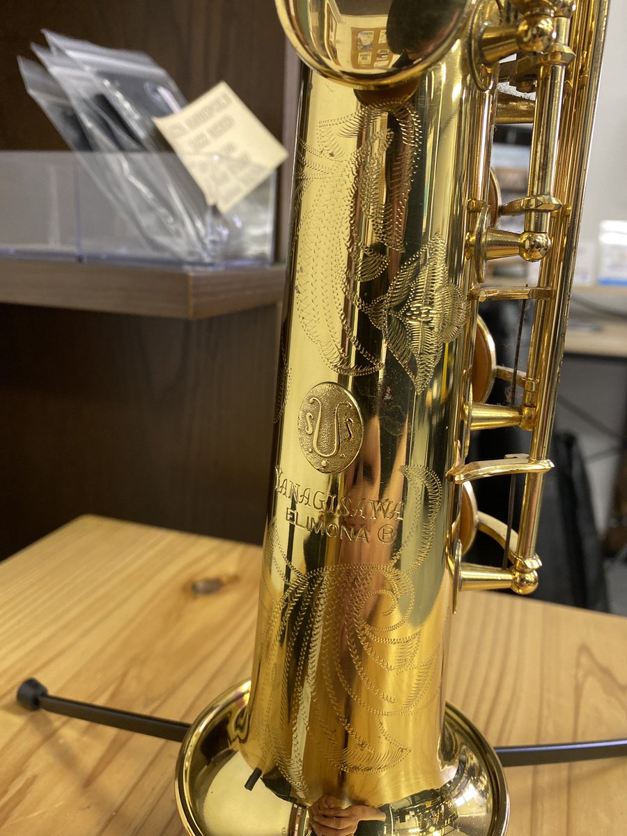 wanitarou04's tweet photo. ヤナギサワのソプラノサックス、S-880エリモナが入荷しました！

いつ見ても美しいエンブレムです、エリモナ大好きおじさんの店長はこれだけで飯3杯は行けます。

ぜひお手に取ってお試しください！ https://t.co/y3ib7vCny1