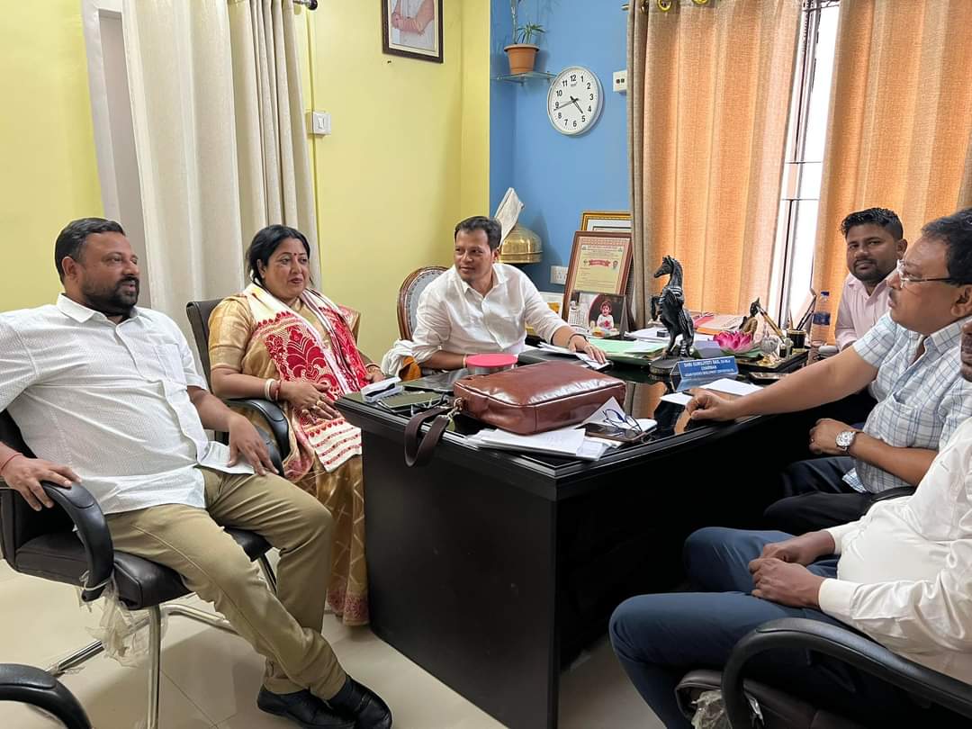 MoonSwarnakar's tweet photo. Yesterday I visited the head office of #AFDC and met the Hon'ble Chairman & Vice-chairman of #AFDC @GurujyotiDas ji and @NabarunMedhi ji. Detail discussion about ongoing projects & what other projects may be taken by the #AFDC in future to make self-reliant of #SCPeople. https://t.co/UvkxGc73zN