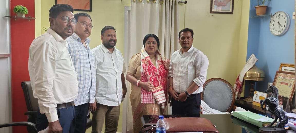 MoonSwarnakar's tweet photo. Yesterday I visited the head office of #AFDC and met the Hon'ble Chairman & Vice-chairman of #AFDC @GurujyotiDas ji and @NabarunMedhi ji. Detail discussion about ongoing projects & what other projects may be taken by the #AFDC in future to make self-reliant of #SCPeople. https://t.co/UvkxGc73zN