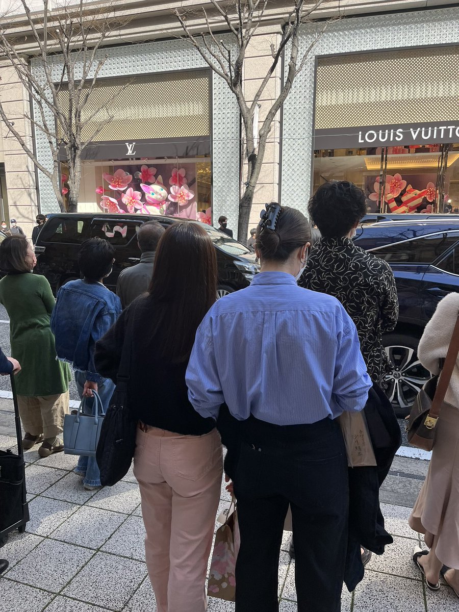 komugiko1229's tweet photo. 神戸大丸のヴィトン前。誰か芸能人いるの？ってくらい凄い人 https://t.co/W4HsnVvkPS