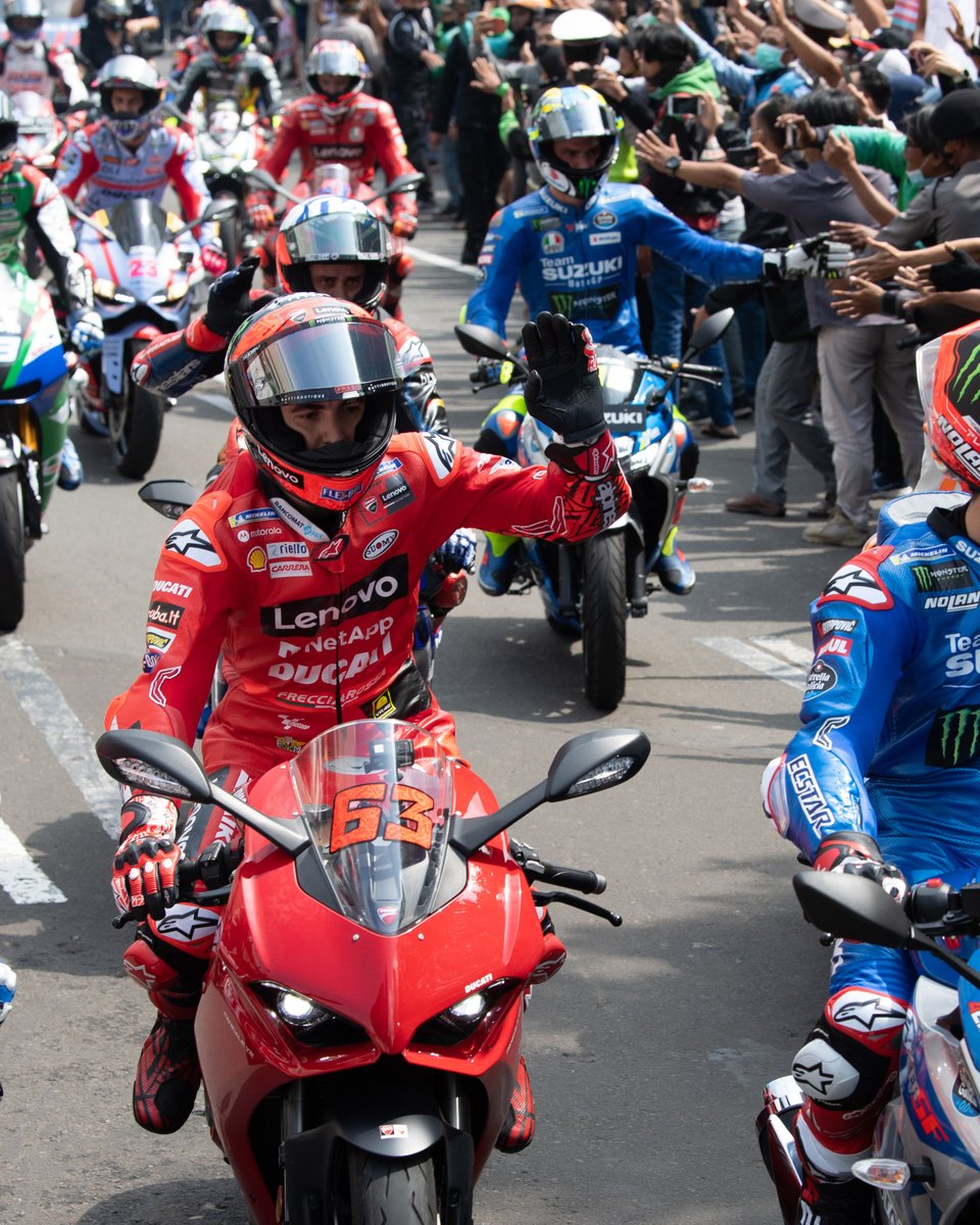 ducaticorse's tweet photo. Indonesia, we are back!  🇮🇩  And what a warm welcome you gave us! 💕

Thanks to all the fans that came to see us at the parade through the city streets of Jakarta!

#IndonesianGP #ForzaDucati #DucatiLenovoTeam https://t.co/96XhKA3mdo