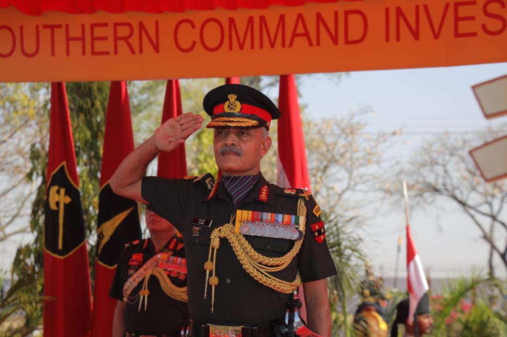 IaSouthern's tweet photo. #SouthernCommandInvestiture Ceremony 2022
Lt Gen JS Nain GOC-IN-C #SouthernCommand  reviewed an impressive march past by columns of 3 EME Centre, Mahar Regimental Centre, #NCC cadets &amp; Mechanised columns consisting of Tanks and wide array of new generation #combat equipment. https://t.co/cGdYfkrcxB