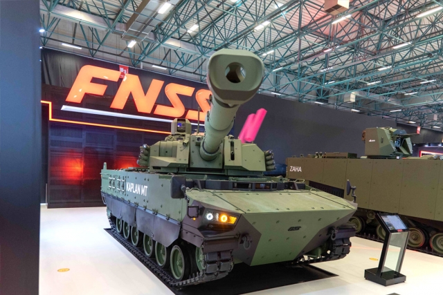 DefenseMirror's tweet photo. #Indonesia #Turkey #KaplanMT #Harimau #BattleTank #FNSS #PtPindad:: Indonesia Accepts First Batch of Turkey-Developed Kaplan Tanks https://t.co/ge1xIfmDJx https://t.co/N8wH55qJGb