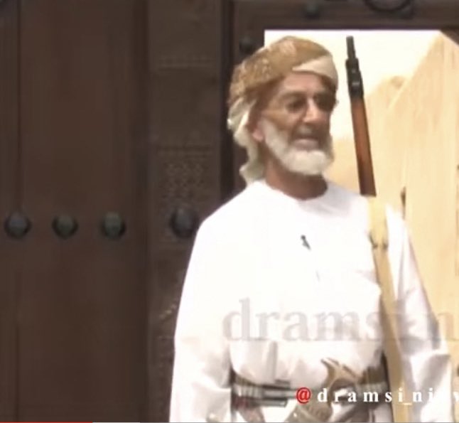 ما إن تمثُل في حَضرة والٍ وقاض إلا ورأيته على يمينهم فتشعر بالاطمئنان.
لا يكاد يخلو بيت في #البريمي من صكّ أو حُكم خَطّه #خلفان_العقيد 
عقيد عسكر #حصن_الحلة منذ عام 1962 فكاتب الولاة والقضاة والرمز الخالد؛
من رحمة الله إلى رحمة الله يرحل عنا اليوم العمّ الشيخ خلفان بن علي الغيثي.