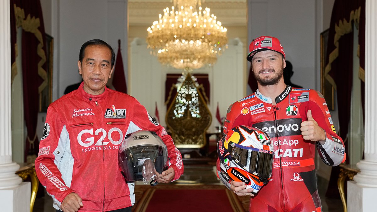 ducaticorse's tweet photo. It was an absolute pleasure to meet President Jokowi and ride with him through the streets of Jakarta 🙌

#IndonesianGP #ForzaDucati #DucatiLenovoTeam https://t.co/gjII44Flai