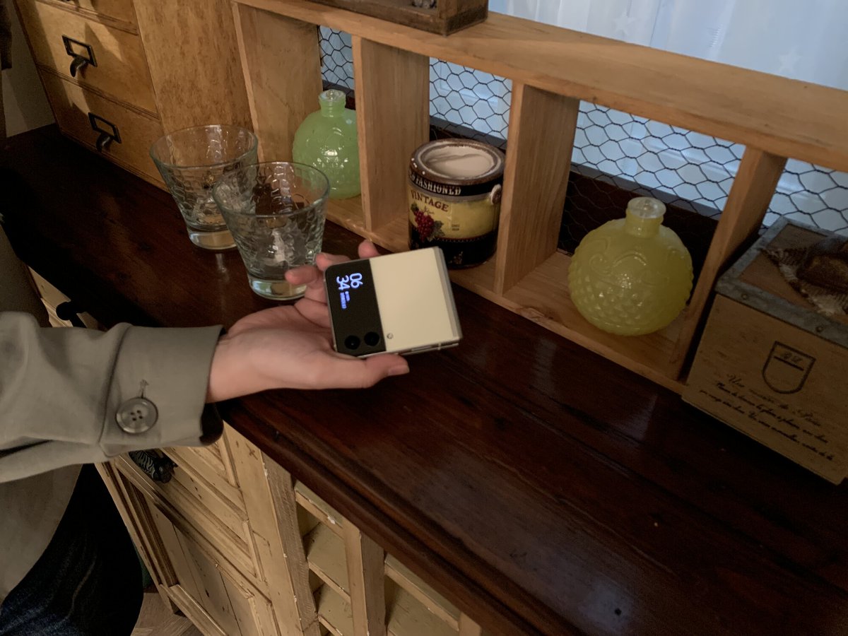 NTV #水ドラ｢#ムチャブリ｣
本日、いよいよ最終回ですね！ 

最終回を記念して、撮影現場で特別にオフショットを撮らせていただきました！
ドラマにたくさん出ていた Galaxy のスマホ、今夜の最終回でもぜひ探してみてくださいね👀