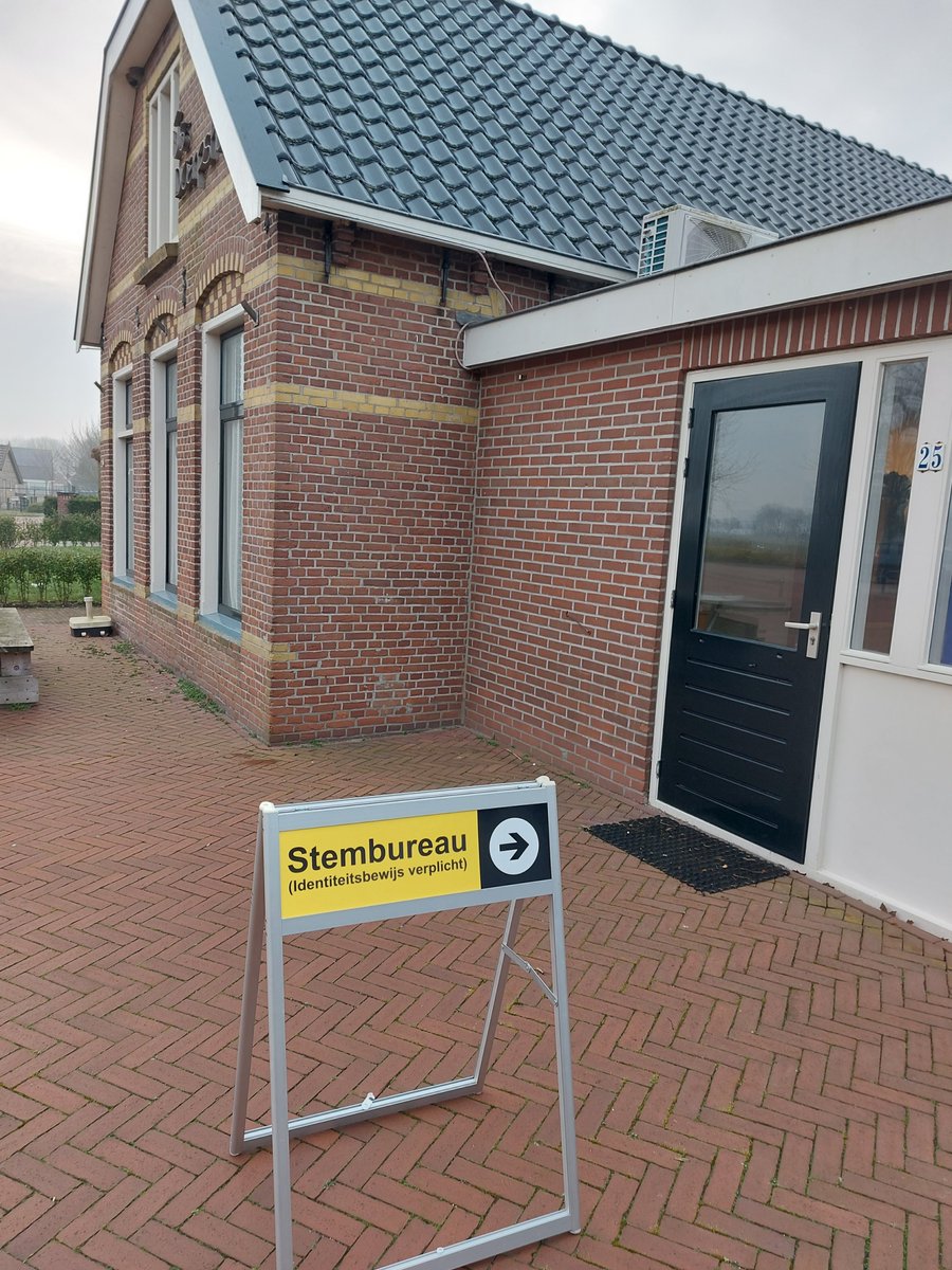 MinkeJansma's tweet photo. Weer een feest voor de democratie vandaag, op het leukste stembureau. #verkiezingen #juistnu https://t.co/fQSRWbaGXD