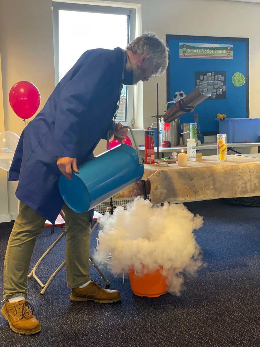 olive_bolton's tweet photo. Thank you to our visiting #scientists from @OfficialUoM for an exciting #SolidsLiquidsGases workshop #Year5 #Year6 #WeAreStar #Ambition #BritishScienceWeek2022 #Awe #Wonder #Science #Knowledge #Explorations #LearningHooks https://t.co/8zpwlEzVk2