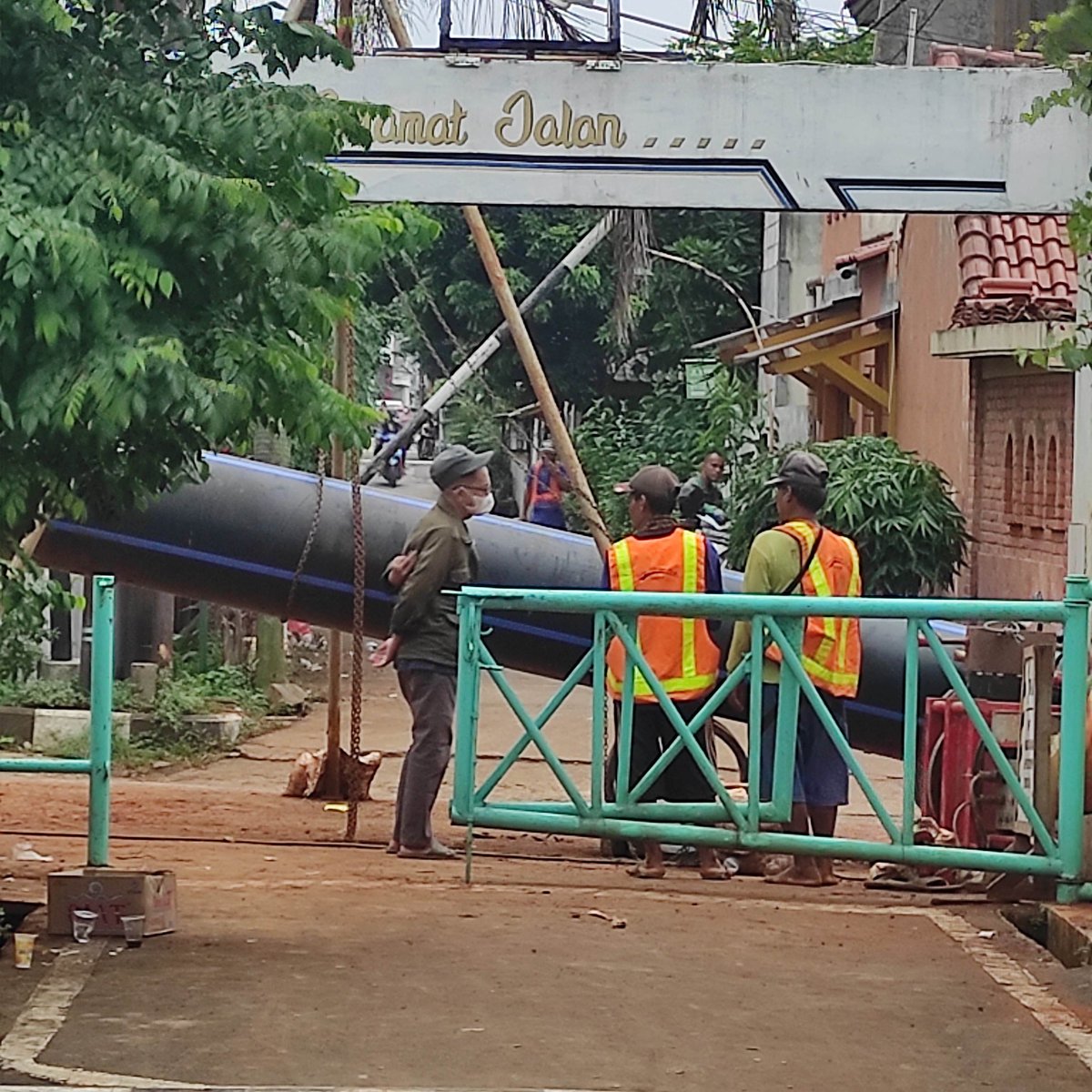 dhantie's tweet photo. @TirtaAsasta ini pemasangan pipa melintang didepan jalan komplek rmh apa harus dilakukan saat siang hari??? Apa ga bisa dilakukan saat org tdk beraktivitas??? https://t.co/vsYHtGUPq1