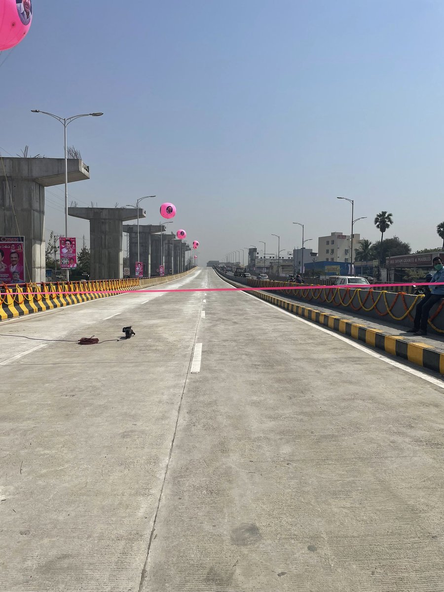 BRSparty's tweet image. హైద‌రాబాద్ న‌గ‌రంలో స్ట్రాటజిక్‌ రోడ్‌ డెవలప్‌మెంట్‌ ప్రొగ్రాం (ఎస్‌ఆర్‌డీపీ)లో అందుబాటులోకి వచ్చిన మరో రెండు కీలక ప్రాజెక్టులు.

#SRDP

1/3