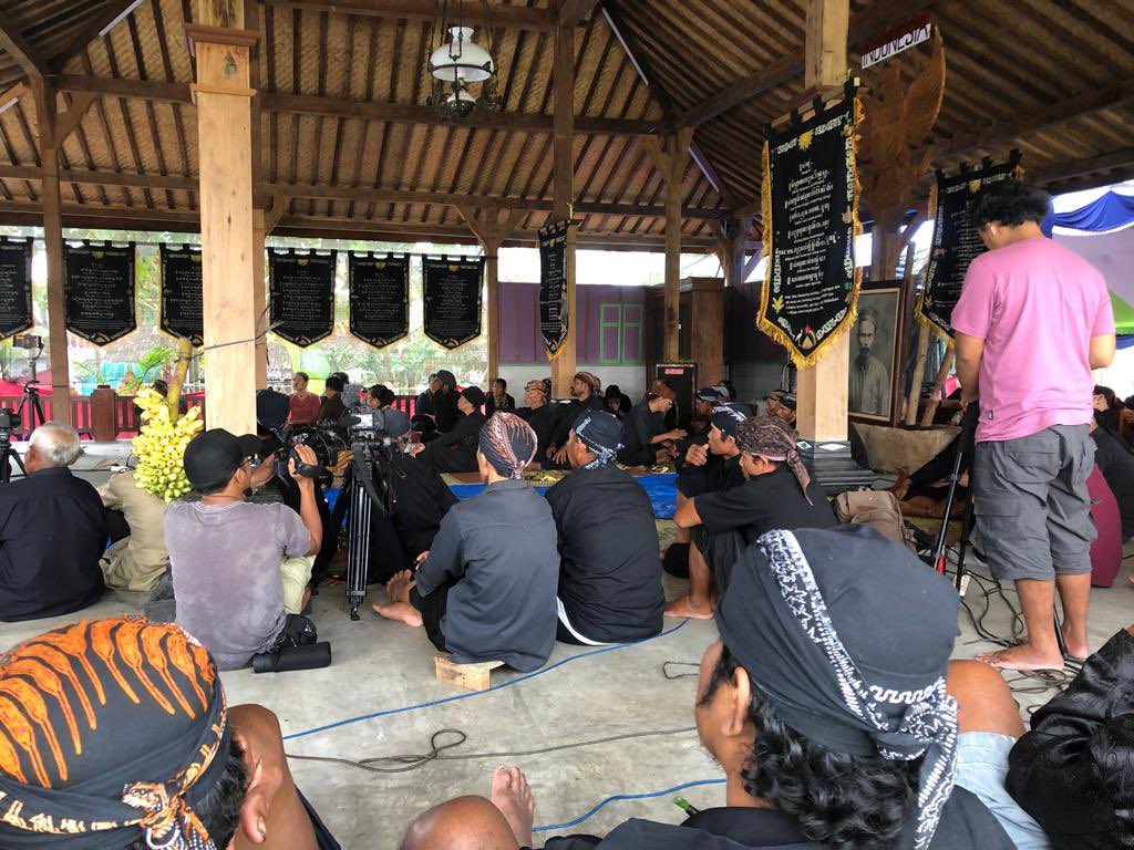 watchdoc_ID's tweet photo. Perlawanannya lewat bahasa dan pembangkangan sipil di berbagai aspek kehidupan diperingati dan diteruskan oleh para pengikutnya hingga kini, seperti lewat perlawanan menolak tambang dan pabrik semen di Pati dan Rembang. https://t.co/TFOwyw2MK0