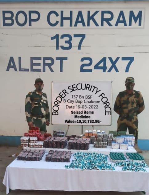 BSFNBFTR's tweet photo. In the crusade to curb #TransBorderSmuggling by integrating surveillance grid& Int network, efforts of tps of 137Bn #BSF @BSFNBFTR along IB on 15-16Mar'22 resulted in seizure of a huge cache of medicines worth ₹10L fm border areas of Distt South Dinajpur (WB).
@ANI @BSF_India https://t.co/LfxMGebkqO