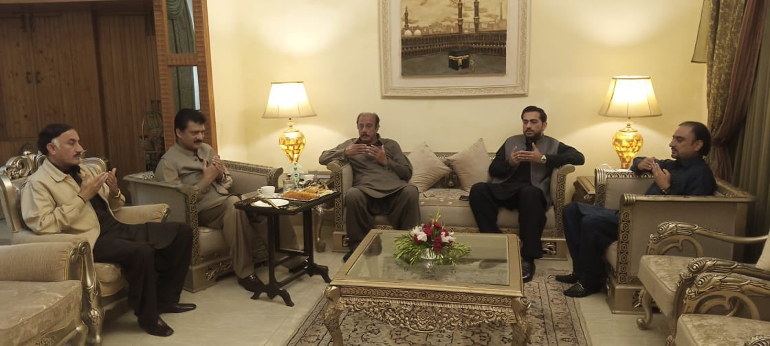 RajaBasharatLAW's tweet photo. سینیٹر ڈاکٹر شہزاد وسیم @dswpti کی صوبائی وزیر قانون پنجاب محمد بشارت راجہ کی رہائش گاہ آمد۔
راجہ بشارت کے بھائی راجہ ناصر سے انکی ہمشیرہ کی وفات پر اظہار افسوس کیا اور مرحومہ کے درجات کی بلندی و مغفرت کے لیے فاتحہ خوانی کی۔
#Dhamial #Rawalpindi #PP14 https://t.co/evos6EHkLi