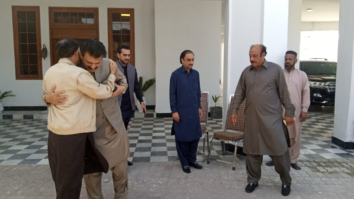 RajaBasharatLAW's tweet photo. سینیٹر ڈاکٹر شہزاد وسیم @dswpti کی صوبائی وزیر قانون پنجاب محمد بشارت راجہ کی رہائش گاہ آمد۔
راجہ بشارت کے بھائی راجہ ناصر سے انکی ہمشیرہ کی وفات پر اظہار افسوس کیا اور مرحومہ کے درجات کی بلندی و مغفرت کے لیے فاتحہ خوانی کی۔
#Dhamial #Rawalpindi #PP14 https://t.co/evos6EHkLi
