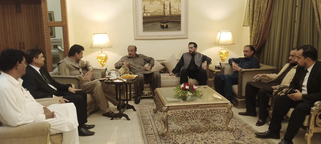 RajaBasharatLAW's tweet photo. سینیٹر ڈاکٹر شہزاد وسیم @dswpti کی صوبائی وزیر قانون پنجاب محمد بشارت راجہ کی رہائش گاہ آمد۔
راجہ بشارت کے بھائی راجہ ناصر سے انکی ہمشیرہ کی وفات پر اظہار افسوس کیا اور مرحومہ کے درجات کی بلندی و مغفرت کے لیے فاتحہ خوانی کی۔
#Dhamial #Rawalpindi #PP14 https://t.co/evos6EHkLi