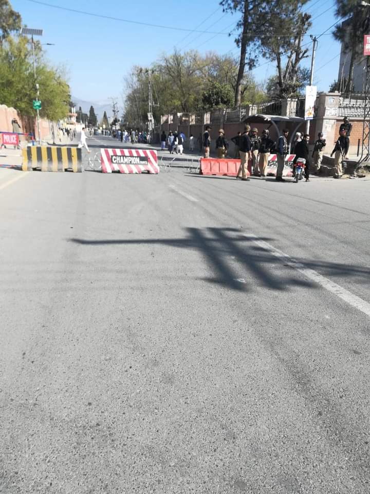 ImranWa55082098's tweet photo. ریاست مدینہ کے حکمران کا دعوہ کرنے والے کا دورہ سوات صبح سے مین روڈ کے ساتھ ساتھ گلیوں کو بھی بند کردیا گیا ہیں جہاں مریضوں کو مزید مشکلات سے دوچار کردیا گیا
#fakeChange #PTIGovernment https://t.co/qcGuZfi151