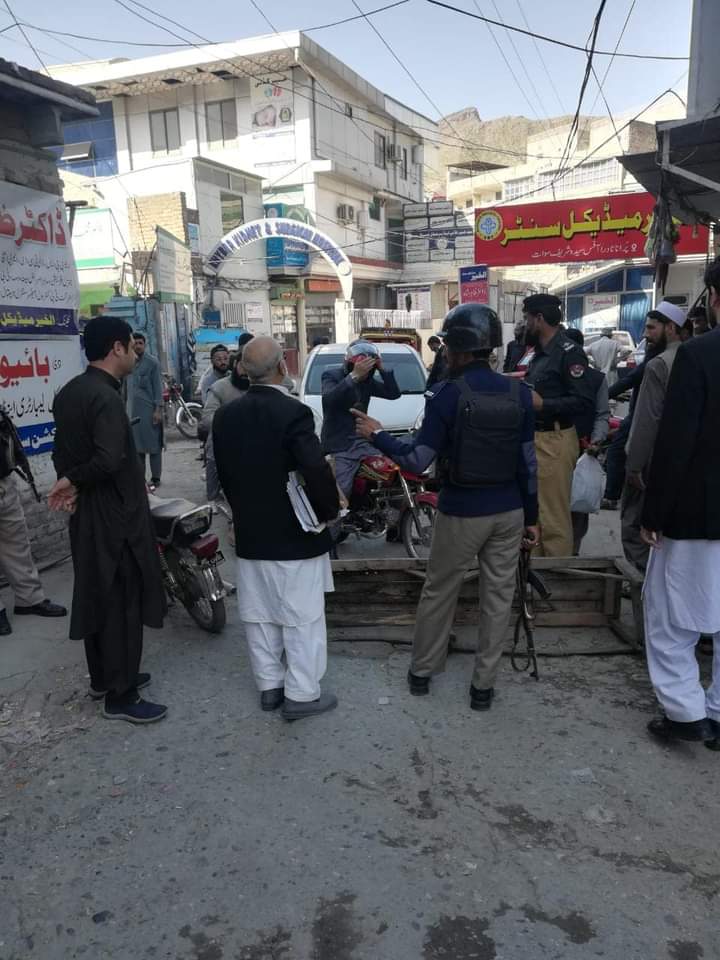 ImranWa55082098's tweet photo. ریاست مدینہ کے حکمران کا دعوہ کرنے والے کا دورہ سوات صبح سے مین روڈ کے ساتھ ساتھ گلیوں کو بھی بند کردیا گیا ہیں جہاں مریضوں کو مزید مشکلات سے دوچار کردیا گیا
#fakeChange #PTIGovernment https://t.co/qcGuZfi151
