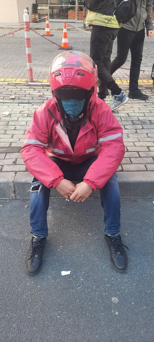 BirSendika's tweet image. Bugün Yemeksepeti&apos;inde sipariş vermeyi düşünenler için hatırlatma, Yemeksepeti İşçilerinin talepleri hâlâ kabul edilmedi, asgari ücret dayatması sürüyor, bilesiniz...